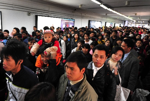 图文:广州火车站客流猛增