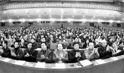 1月11日，参加省政协十届二次会议的委员们热烈鼓掌通过大会各项决议。