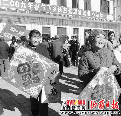 临汾市政府机关事务管理局工作人员向村民发春