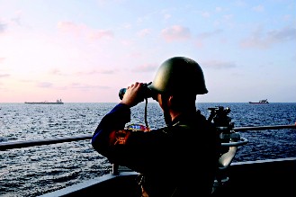武汉舰上的军人正用望远镜观看宇善号等船