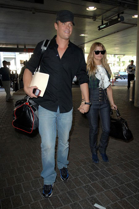 菲姬和乔什-杜哈明抵达了洛杉矶国际机场