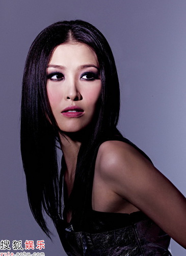 组图:周丽淇朦胧美写真 多样造型演绎完美女人