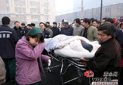 一名伤者被送上120救护车 本网记者 张万德 摄