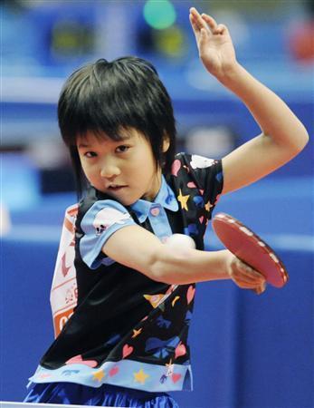 图文:日本8岁新星堪比福原爱 一招一式很有范-搜狐体育