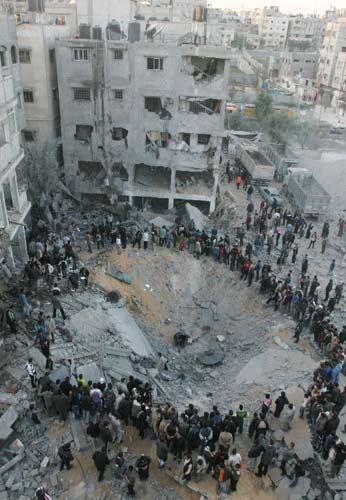 1月15日，巴勒斯坦人聚集在位于加沙城的巴伊斯兰抵抗运动（哈马斯）当局内政部长赛义德·西亚姆兄弟的住宅楼废墟附近。以军F16战机当天向这栋三层住宅楼发射了两枚导弹，将楼房完全炸毁，炸死了哈马斯当局内政部长赛义德·西亚姆、安全部门负责人萨拉赫·阿布·什拉赫和其武装组织领导人穆罕默德·瓦特法赫。 新华社记者纳赛尔摄