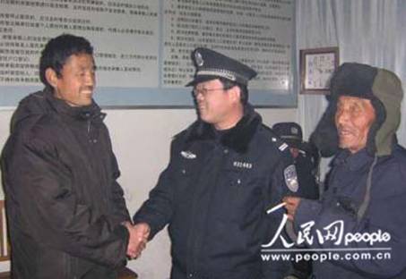 山东桓台:八旬老汉迷路巡逻民警伸手相助(图)