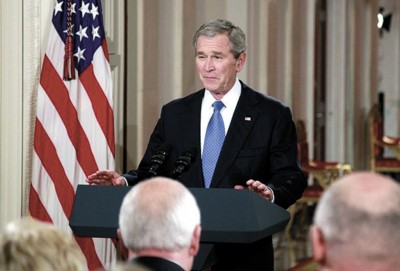 布什在告别演说中仍然现出古怪表情