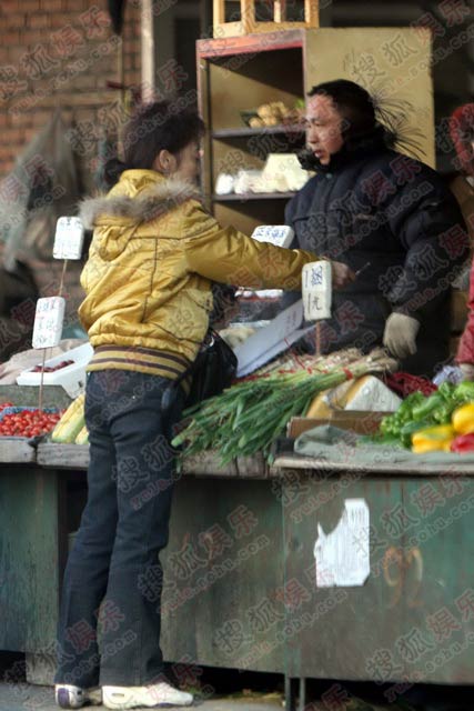 组图:叶一茜驾qq菜市场买菜 步履蹒跚持家有道