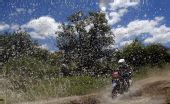 图文：09达喀尔第13赛段 摩托车手穿越河流