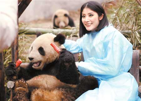 陈慧琳与大熊猫合影