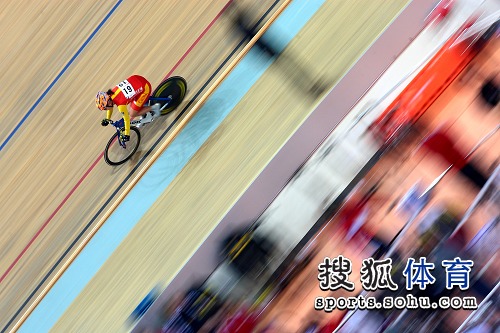 图文:自行车世界杯北京站开战 选手速度飞快