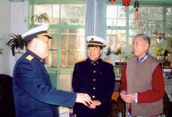 2000年春节,海军司令员石云生,政委杨怀庆到家中拜年