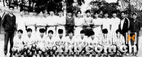 1978年广州足球队重建时的全家福。前排(从左
