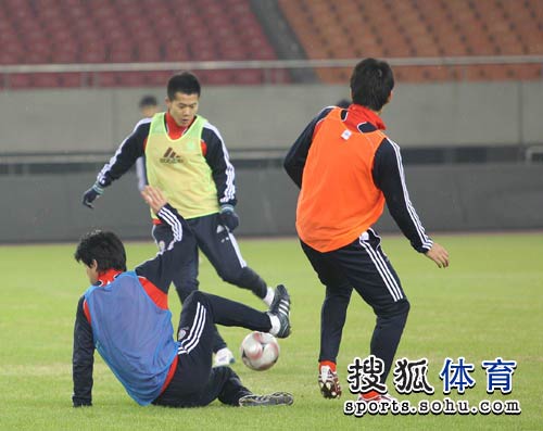 征战2011亚洲杯预选赛 精彩图片 国足冒雨备战  (责任编辑:王昊铎)