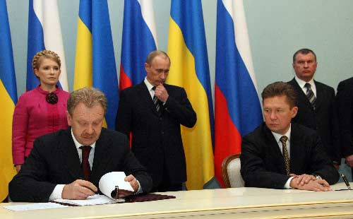 俄乌签署天然气购销合同 1月19日，俄罗斯总理普京（左三）、乌克兰总理季莫申科（左一）、俄罗斯天然气工业股份公司总裁米勒（左四）与乌克兰石油天然气公司总裁杜比纳（左二）共同出席天然气购销合同签署仪式。
