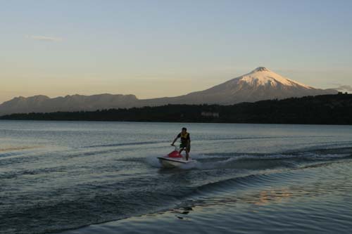 维亚利卡火山所在城市普冈已是智利著名的旅游城市，图为一游客在湖中驾驶摩托艇。王永超 摄