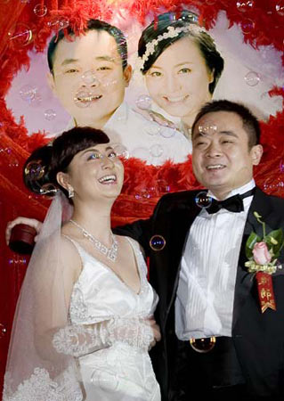 刘国栋兄弟婚礼同一地举办 主持人幽默引爆全