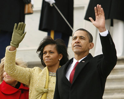 奥巴马总统和夫人向人群挥手示意