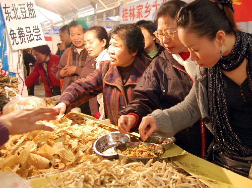 组图:地方特产走俏南宁年货市场