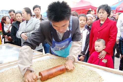 组图:地方特产走俏南宁年货市场