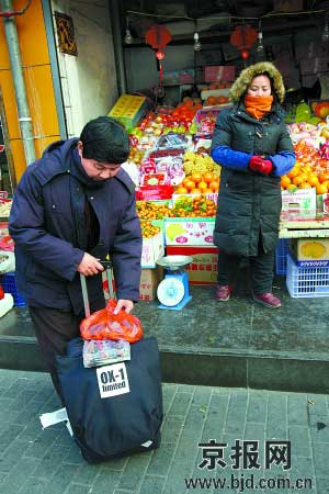 川剧变脸王孟祥义回家乡过节 带马扎挤火车