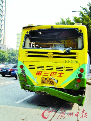 广州公交车发生车祸 造成20人受伤入院治疗(图)