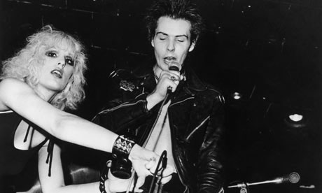 贝司手Sid-Vicious与他的美国女友Nancy-Spungen在舞台上