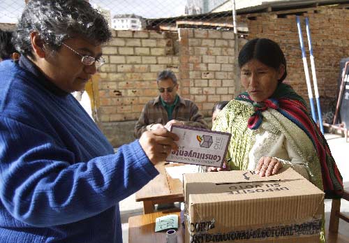 玻利维亚举行修宪公投 居民已经开始投票(图)
