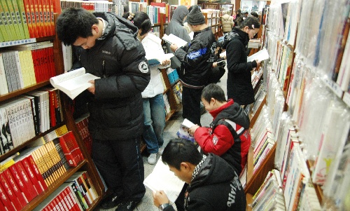 图文:市民在苏州新华书店里翻阅图书-搜狐新闻