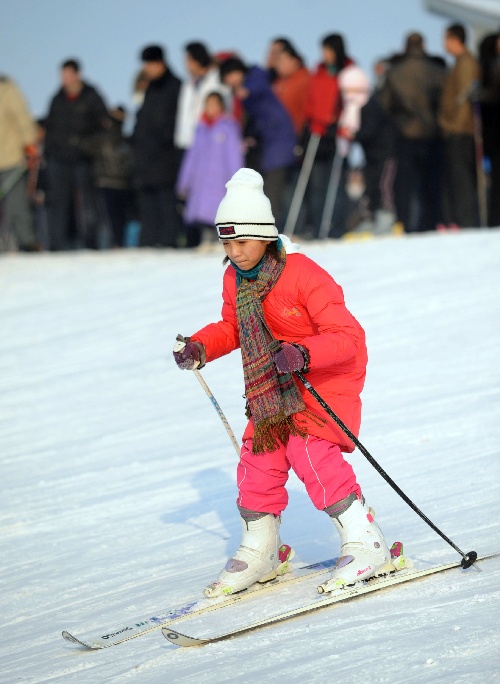 图文全民健身滑雪场上度佳节小女孩滑雪