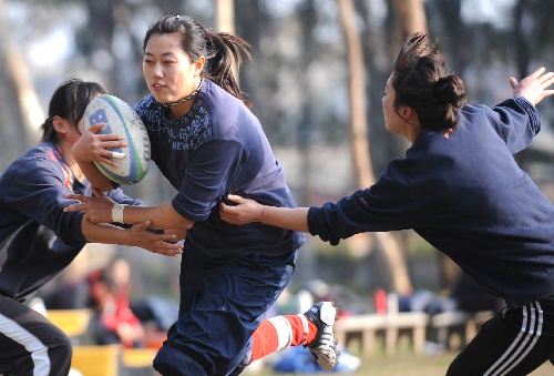 图文:国家女子橄榄球队牛年第一训 赵新琦突破