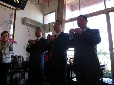 由右而左:林宪铭,施振荣,王振堂.