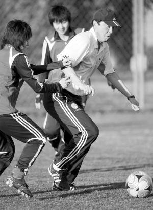 女足训练寓教于乐 商瑞华率教练组与队员打对