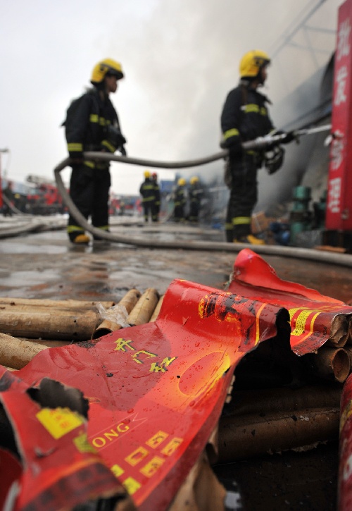 图文:杭州花都市场发生大火 没有造成人员伤亡