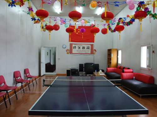 乒乓球室内和卡拉ok厅，移开乒乓球台下面又是一个羽毛球场。 王永超 摄