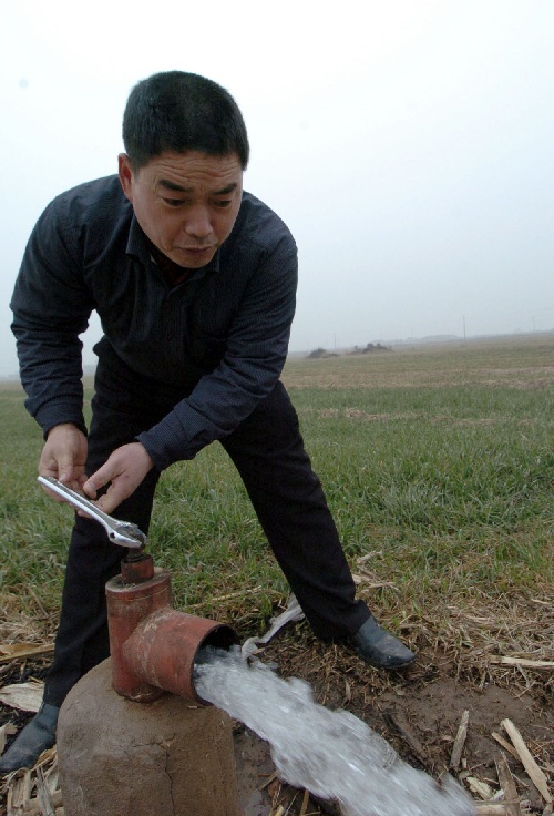 组图:陕西渭南紧急启动一切水利设施全力抗旱