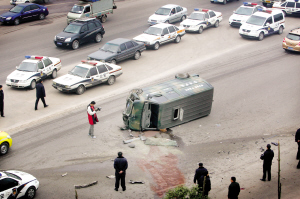 倾翻的运钞车被警车包围 本组图片均由本报记者 李文彬 摄