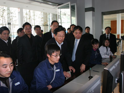 董事局主席王玉锁为万部长等嘉宾讲解煤催化气化项目技术