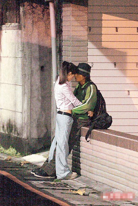范逸臣（右）与Maggie在2004年因喝醉在街头相拥恋情曝光