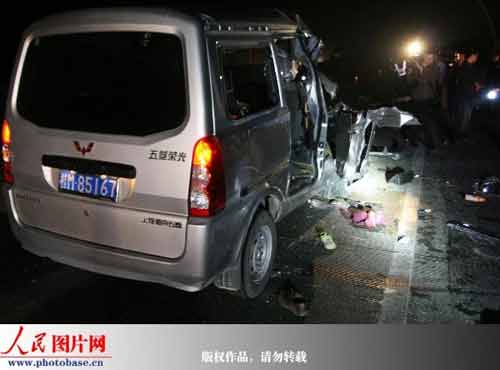 广西 高速公路/广西北海渝湛高速公路车辆追尾造成5死5伤(图)