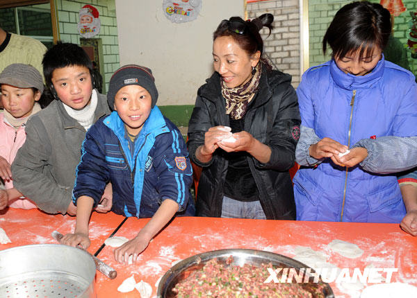 2月8日,拉萨青年志愿者与孤儿院的孩子们一起包饺子.