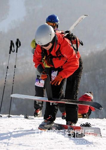 图文:2009全国滑雪登山比赛 女选手检查装备