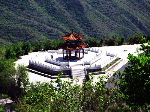 位于明十三陵西北约4千米处.