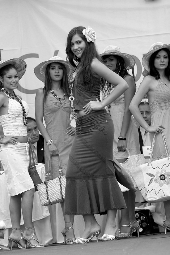 2月10日,在秘鲁首都利马市加马拉商业区,模特在进行时装表演.