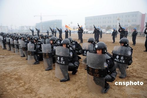 组图:中国赴海地维和警察防暴队冒雨训练