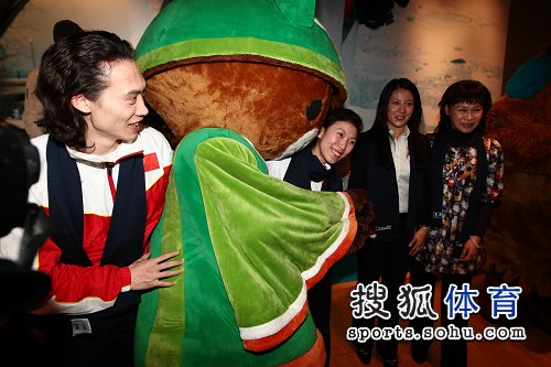 庞清佟健快乐合影