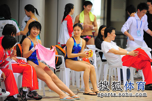 图文:女子双人三米板决赛 王涵何姿场外休息