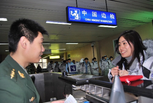 图文:首批外国运动员抵达 韩国运动员入关