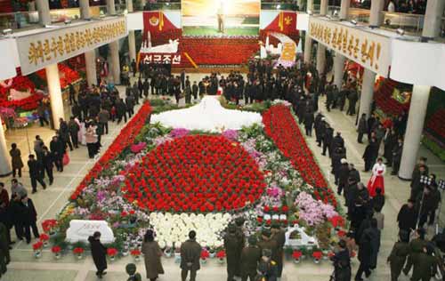 2月14日，人们在朝鲜首都平壤参观第13届“金正日花”展览会