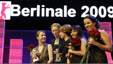 评委会主席蒂尔达-斯文顿（左二）与参加本届柏林电影节的女电影人